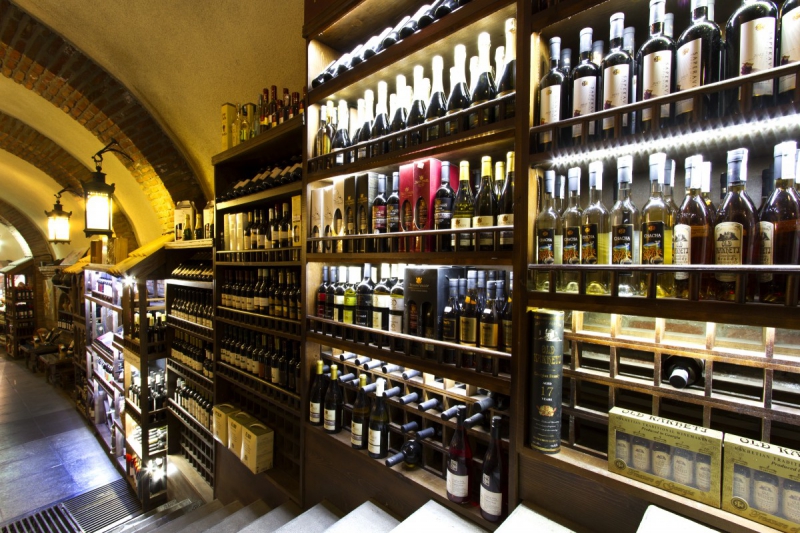vente-CONTES-min_world_street_travel_shop_canon_georgia_wine_bottles-429767